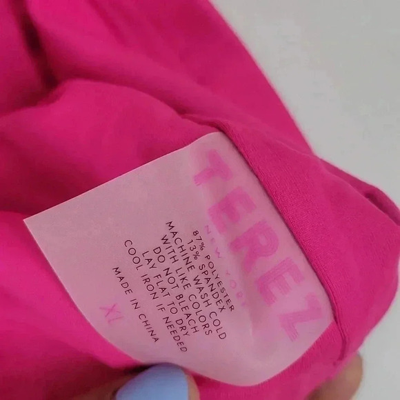 SET TLC Sports Bra in Terez Pink and TLC Leggings in Terez Pink - Picture 6 of 15